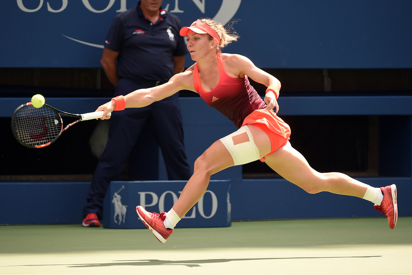 Superperformanţă realizată de Simona Halep, care a învins-o pe Victoria Azarenka, în trei seturi, şi s-a calificat în semifinalele de la US Open. Românca a condus ostilităţile în primul set, l-a cedat pe cel secund, dar a fost formidabilă în decisiv. Meciul a fost întrerupt o oră în ultimul act din cauza ploii. Simona a egalat performanţa Irinei Spârlea din 1997 / LIVE BLOG & SUPERGALERIE FOTO