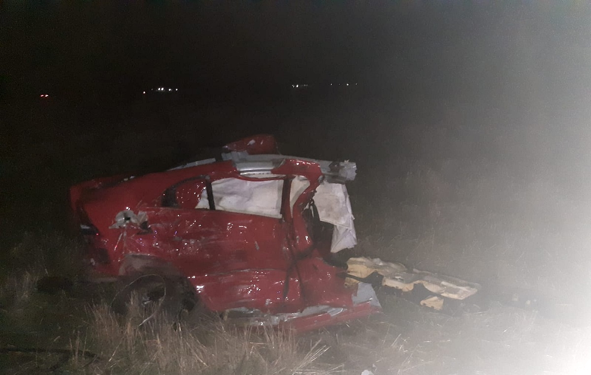 Mașină ruptă în două de un camion plin cu cartofi, în Prahova. Un tânăr de 25 de ani a murit pe loc