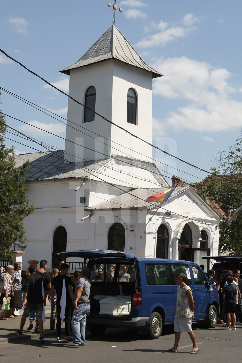 VIDEO. Înmormântarea femeii sinucigașe de la Brănești și a celor trei fetițe. Trupul neînsuflețit al mamei, depus separat la capelă / GALERIE FOTO