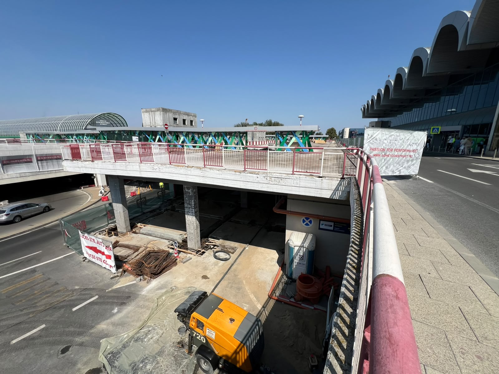 Parcarea terminalului Sosiri de la Aeroportul Otopeni se închide până anul viitor. Unde își pot lăsa pasagerii mașinile