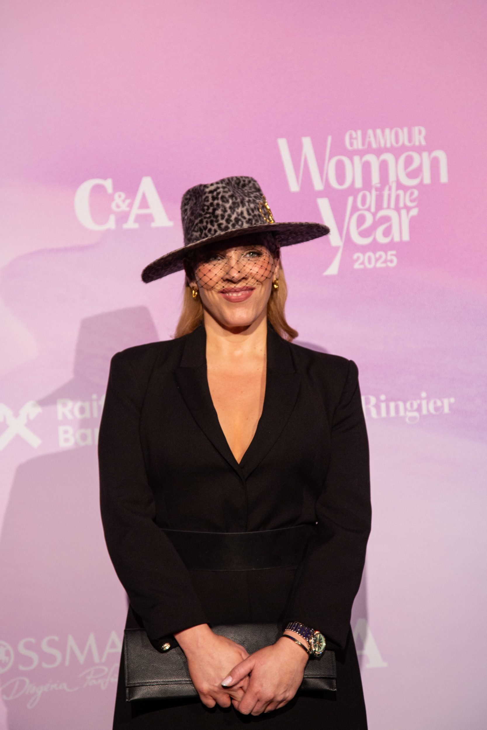 Gyönyörű fülbevalóját pedig az Év divattervezője Reményi Éve álmodta meg. Mindez tökéletesen passzolt a sminkhez és a kalaphoz is.