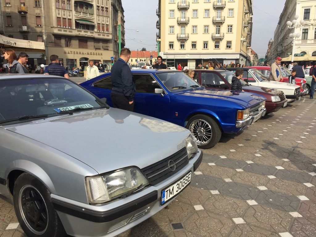 Mașina folosită de Robert Redford în filmul Havana, la Timișoara. E o replică, dar bijuteria a făcut furori printre iubitorii de mașini de epocă
