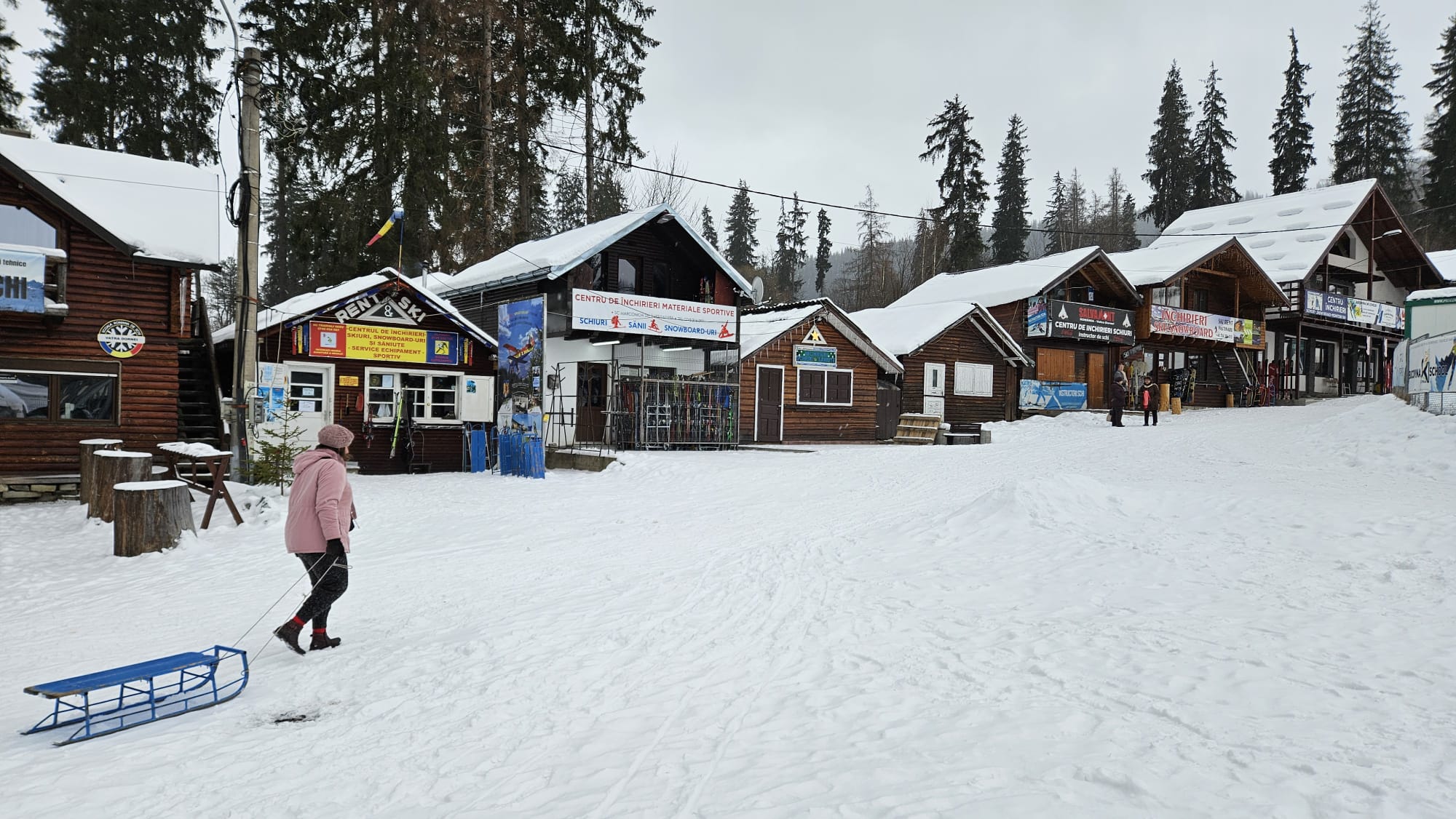 Vatra Dornei este pregătită pentru sfârșitul de an. Orașul-stațiune are hotelurile pline, pârtiile deschise și prețuri accesibile | REPORTAJ