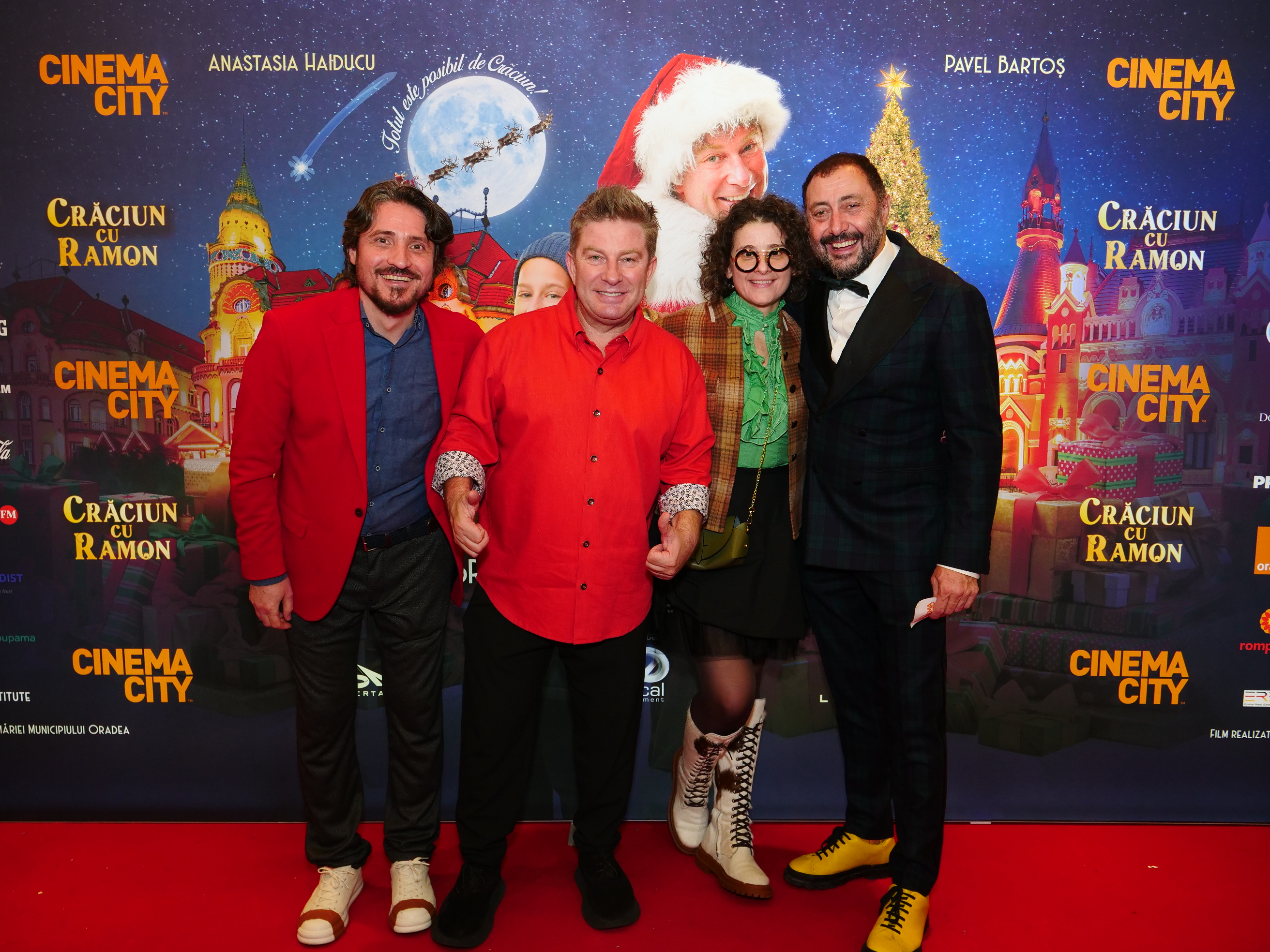 Cum au apărut Smiley și Gina Pistol la premiera de gală „Crăciun cu Ramon”, filmul lui Pavel Bartoș. Alături de cine au fost surprinși în sala de cinema
