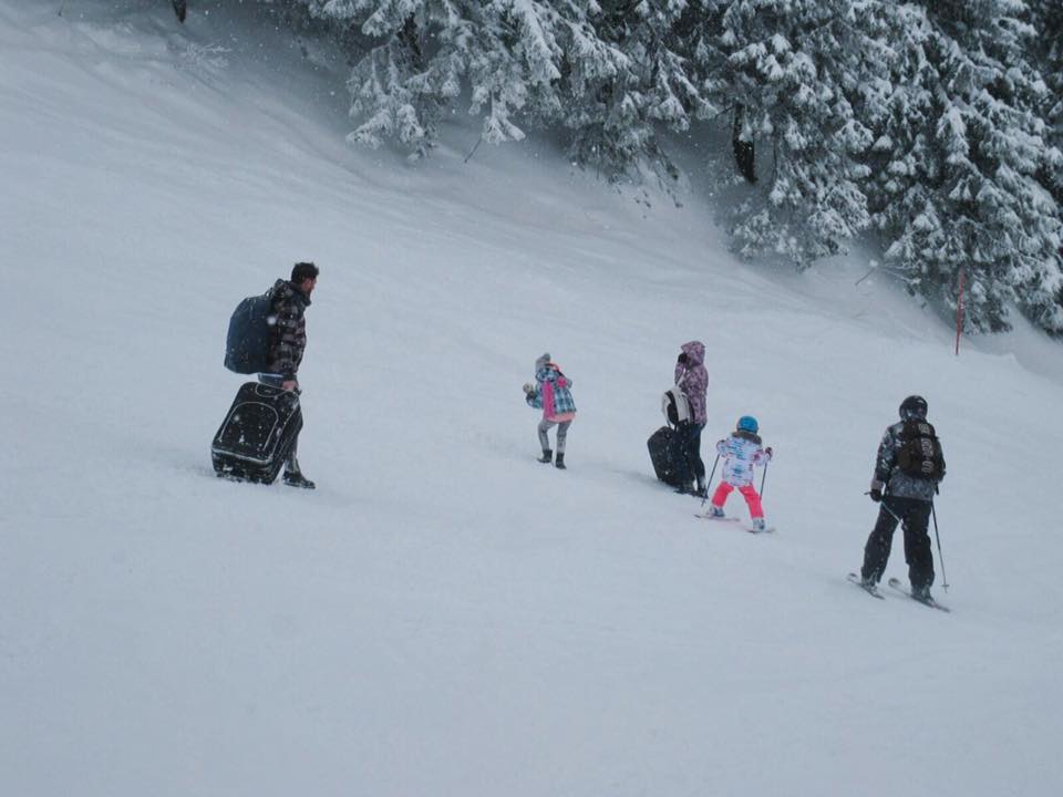 FOTO| Poliţiştii şi salvamontiştii, cu ochii pe turişti, pe pârtiile din Poiana Braşov. "Speedflying-ul“ şi snowmobilele sunt interzise