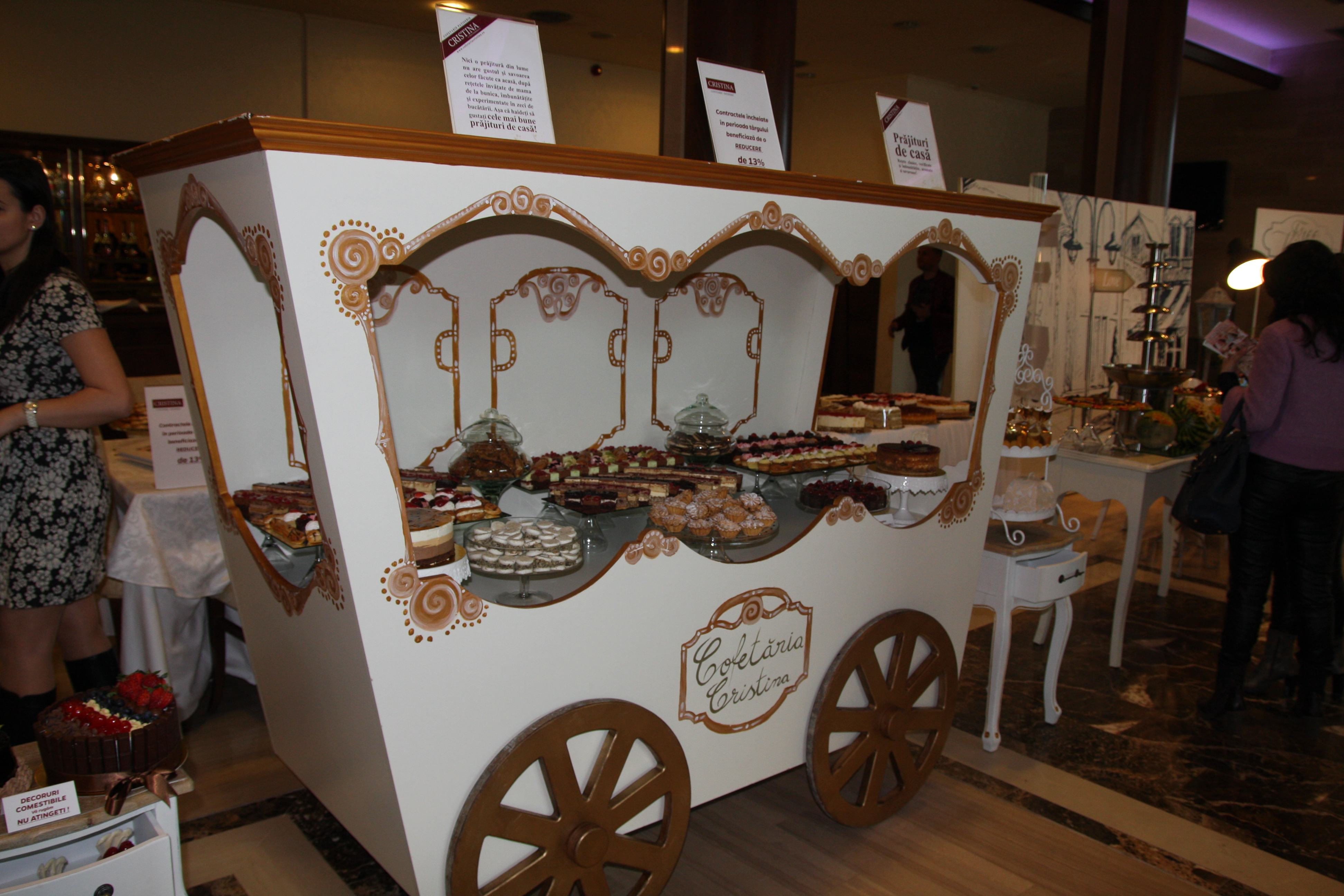 Tortul cu cristale Swarovski, trăsura cu prăjituri și rochiile de mireasă roșii - atracția târgului de nunți de la Bistrița! GALERIE FOTO