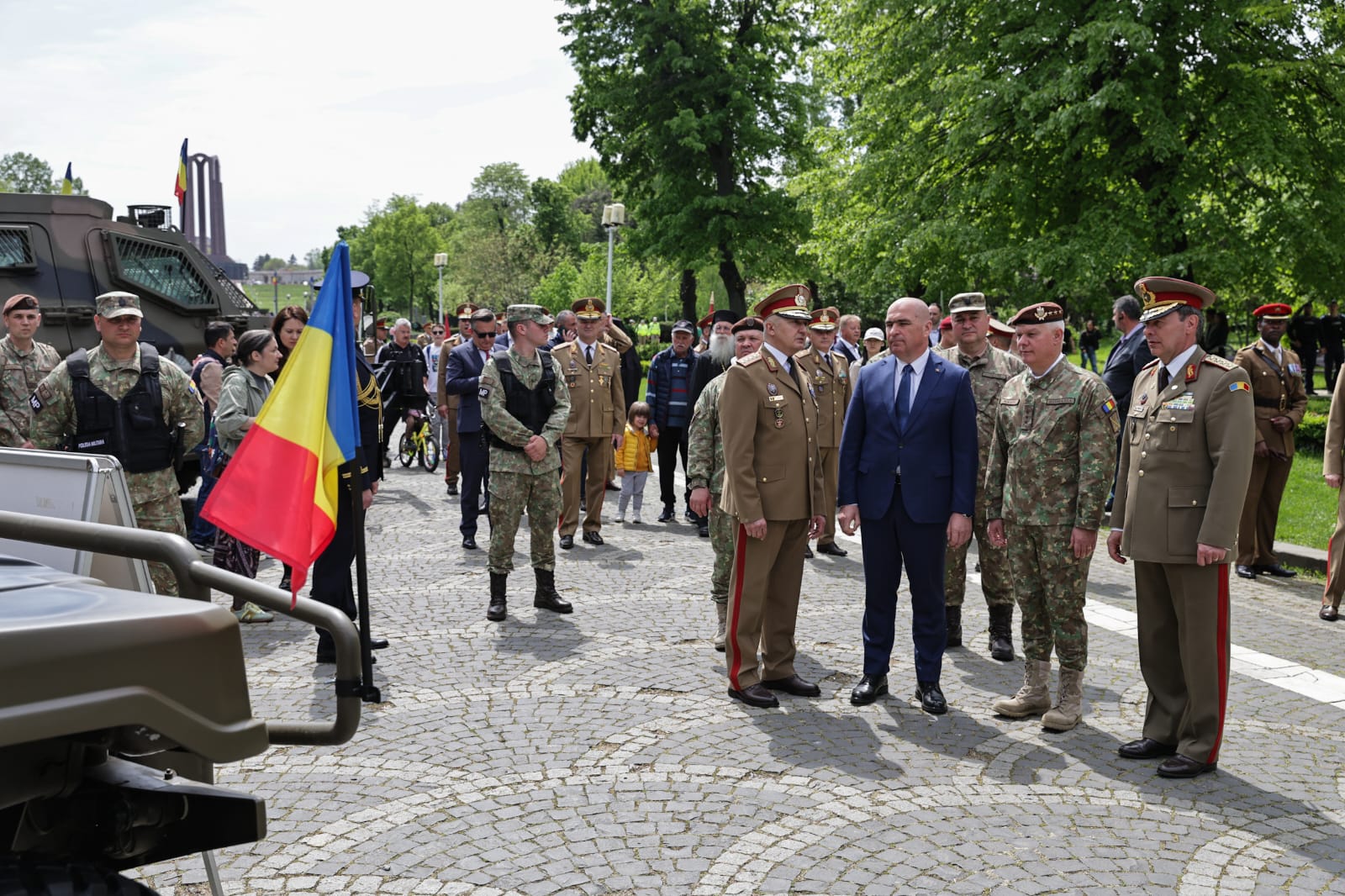 Ziua Forțelor Terestre 2025. Ilie Bolojan a vizitat fără Marcel Ciolacu expoziția de echipamente și tehnică militară din Parcul Carol | VIDEO