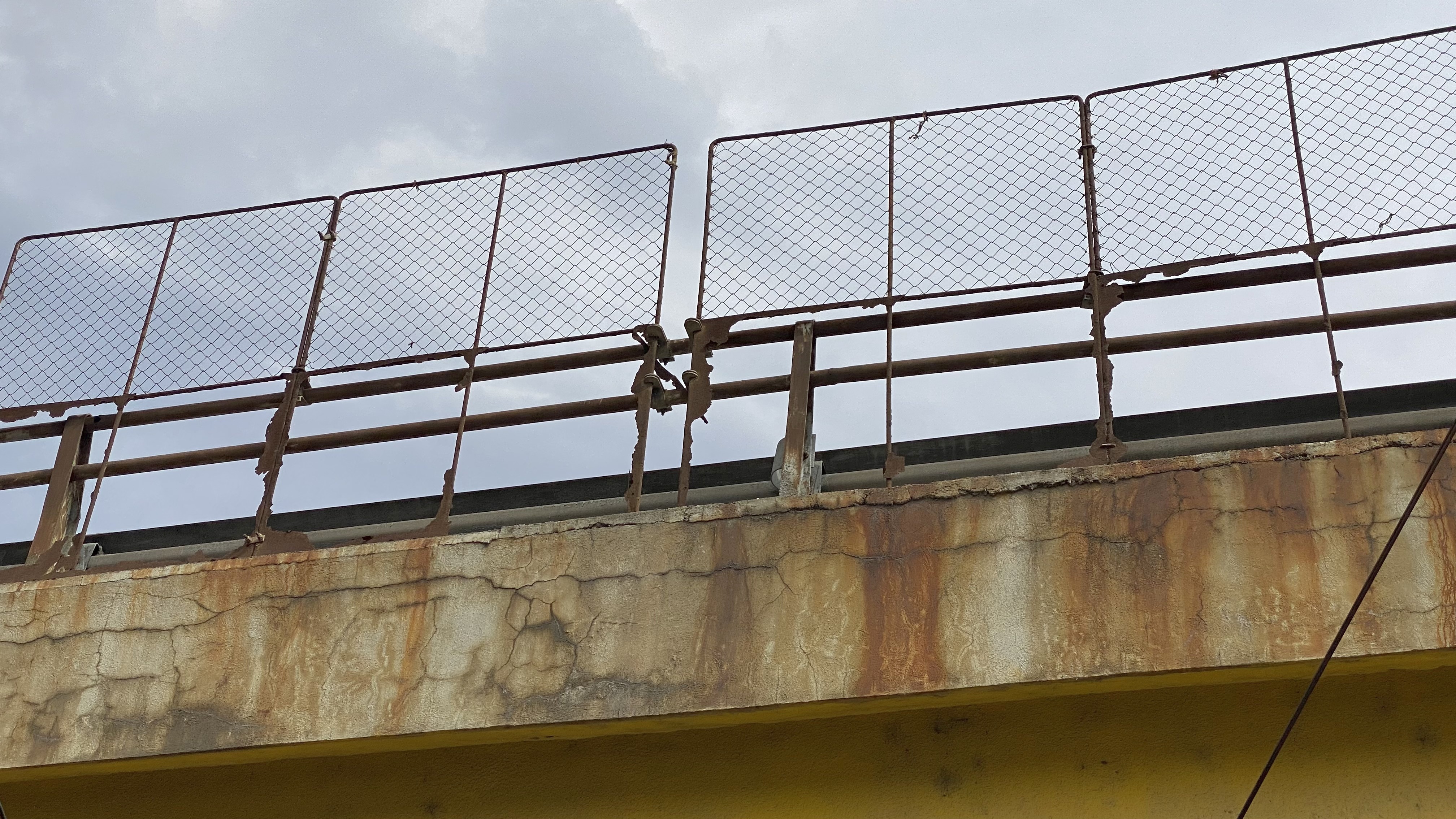 Balustrade lipsă sau ruginite, bucăți de beton care stau să cadă, structură de rezistență într-o stare precară. Cum arată Podul Grant, care intră în reparații pentru doi ani