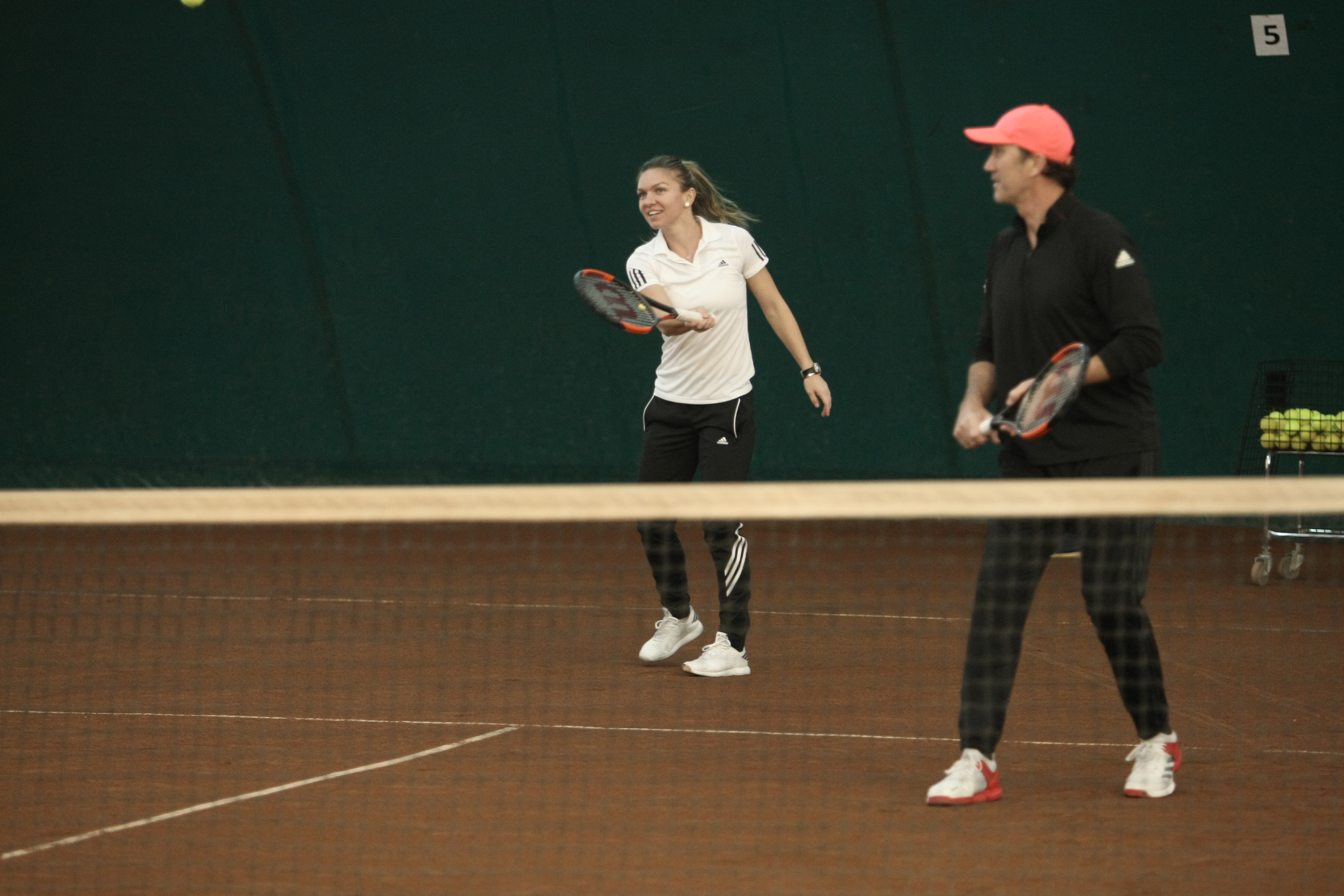 Simona Halep și-a luat energie de la copii! Un fost fotbalist stelist și-a adus fata, ca să ia autograf de la campioană / GALERIE FOTO