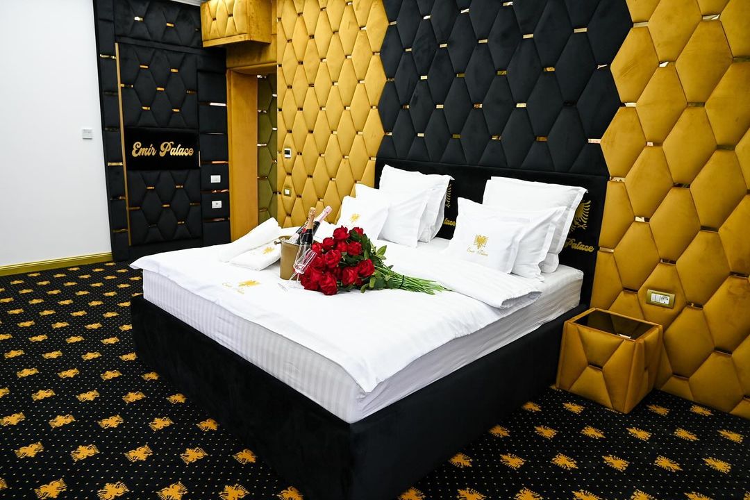 Imagini cu vila lui Florin Salam transformată în hotel. Doar liftul a costat câteva zeci de mii de euro