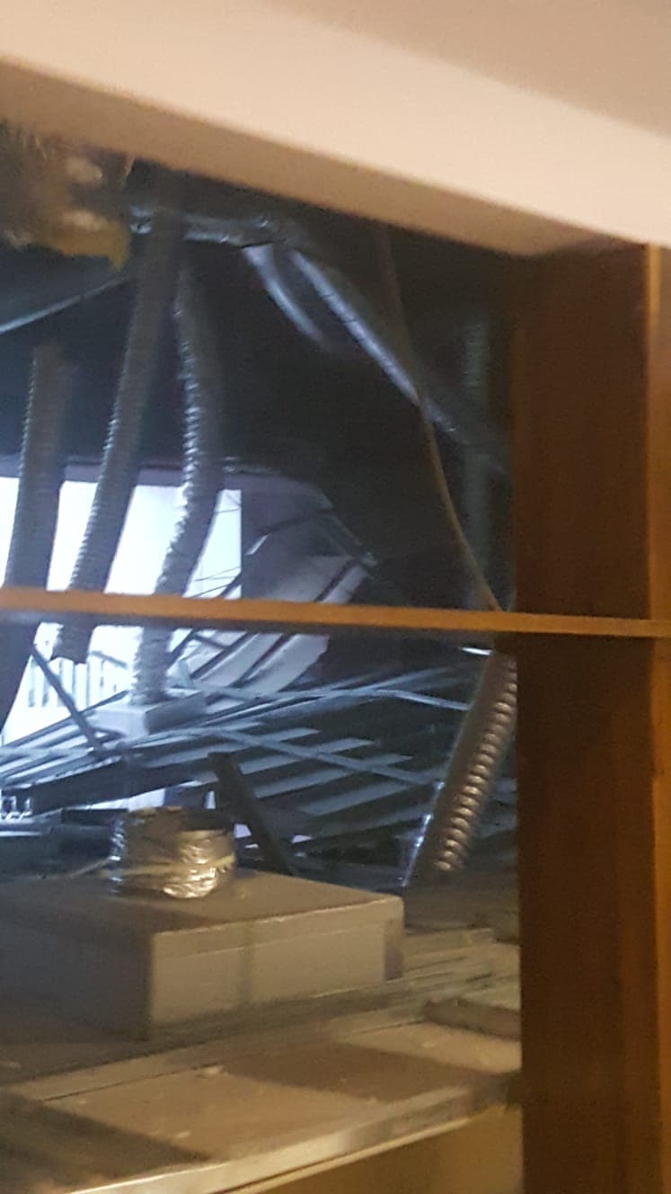 Tavan prăbușit într-un centru comercial din Vaslui. Trei persoane, printre care un copil de un an, rănite