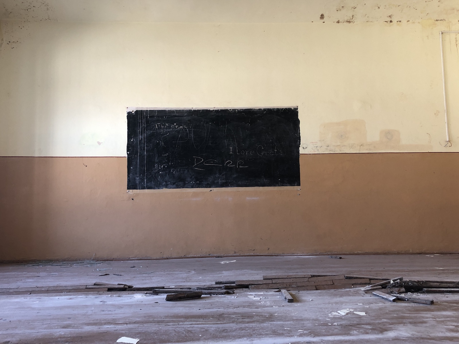 Peste 500 de elevi învață într-o școală fără acoperiș, în Timișoara. Clădirea distrusă de o furtună, în septembrie 2017, nu a fost reparată nici până acum!