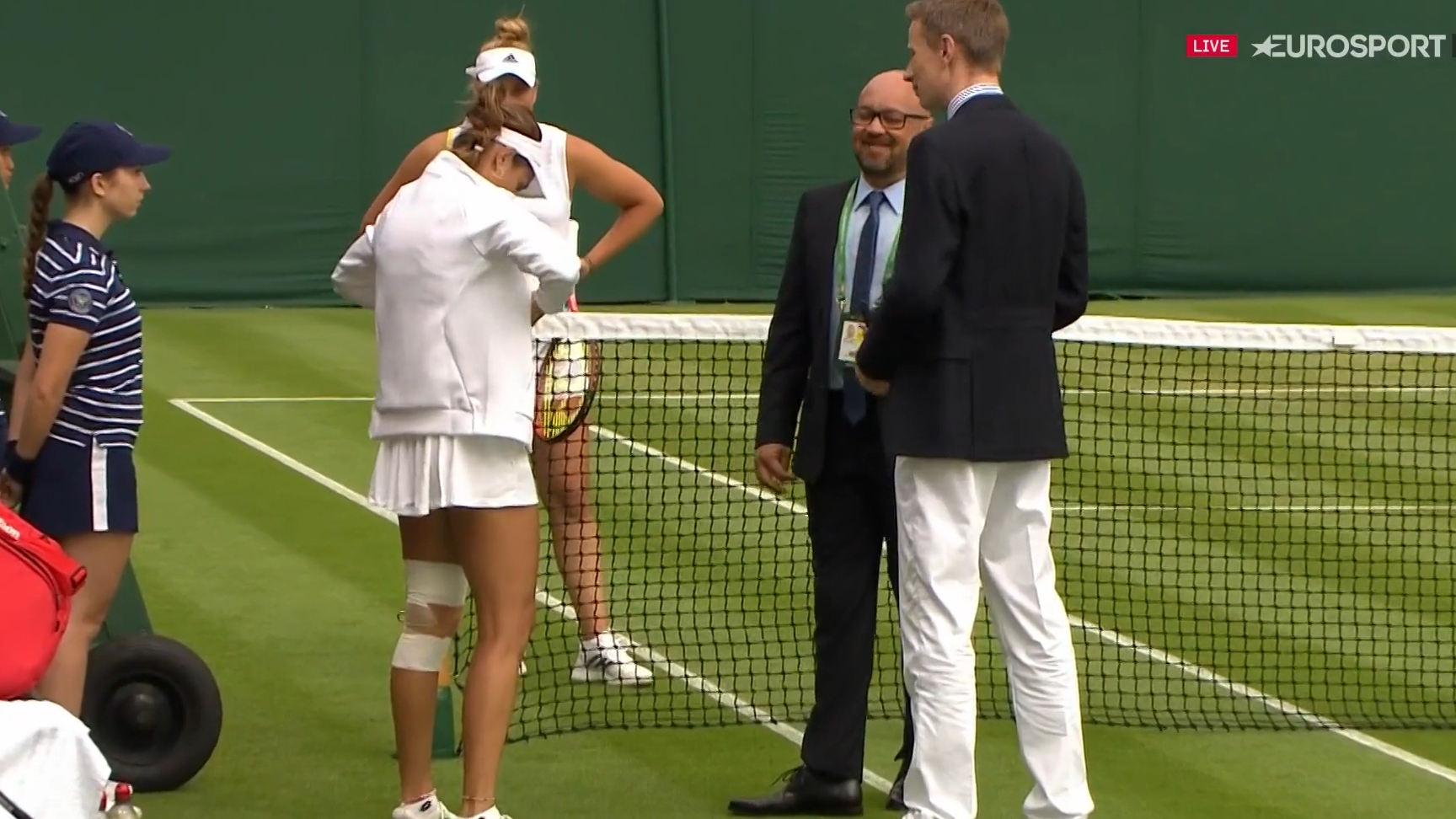 Cum a apărut îmbrăcată Mihaela Buzărnescu pe teren astăzi la Wimbledon. Organizatorii au pus-o să se schimbe imediat