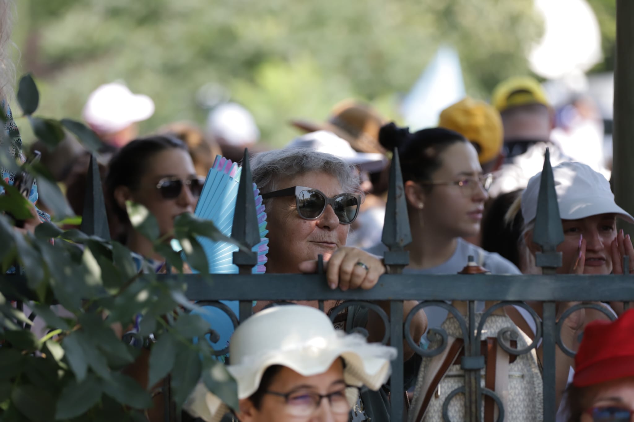 Profesorii și angajații din Sănătate protestează în fața Parlamentului chiar în ziua când Guvernul Bolojan își asumă măsurile de austeritate