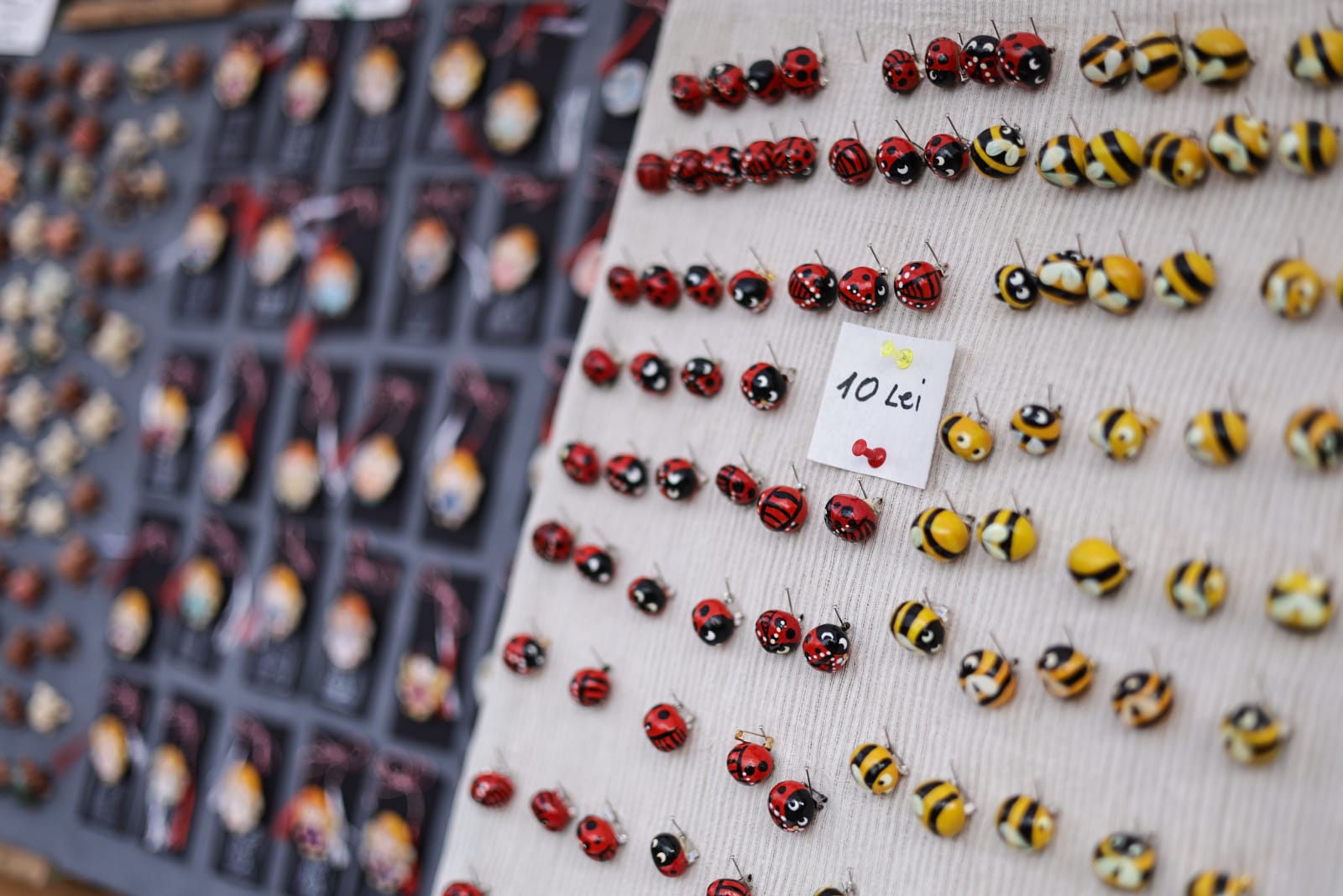 De la mărțișoare handmade la adevărate bijuterii din aur și argint: ce prețuri găsești la Târgul Mărțișorului 2026