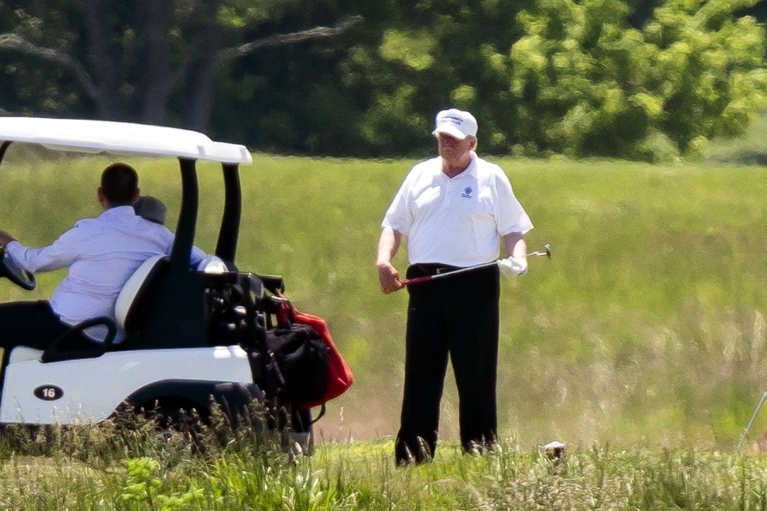 Cu 1,6 milioane de cazuri de coronavirus în SUA, Donald Trump a jucat golf. În 2014, l-a criticat pe Obama pentru acelaşi lucru, când erau două cazuri de Ebola
