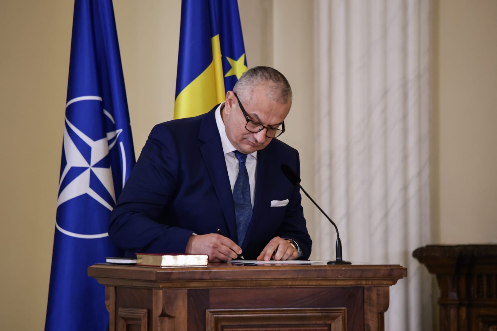 Trei noi judecători la CCR. Dacian Dragoş, Csaba Asztalos şi Mihai Busuioc au depus jurământul la Cotroceni. Cine sunt cei 9 judecători ai Curții