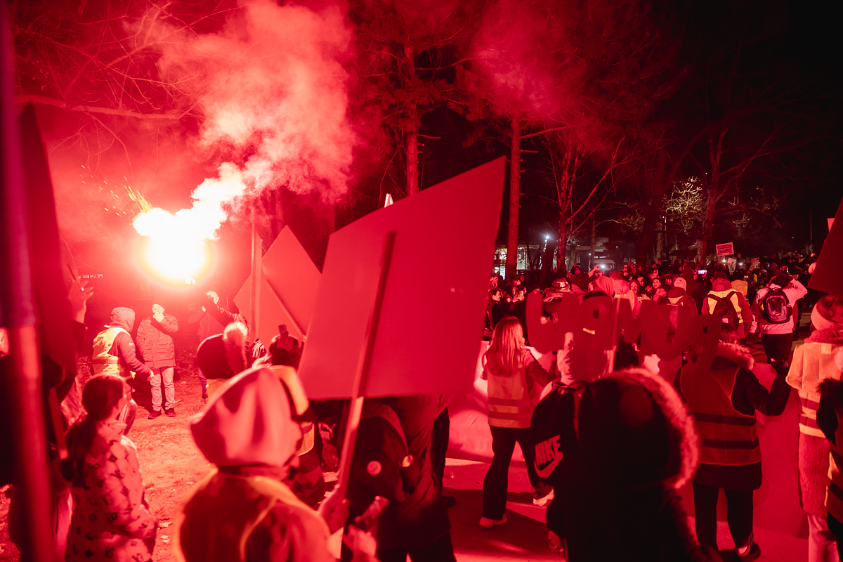 Cum protestează studenții sârbi prin marș și de ce strigă numele Laurei Kovesi