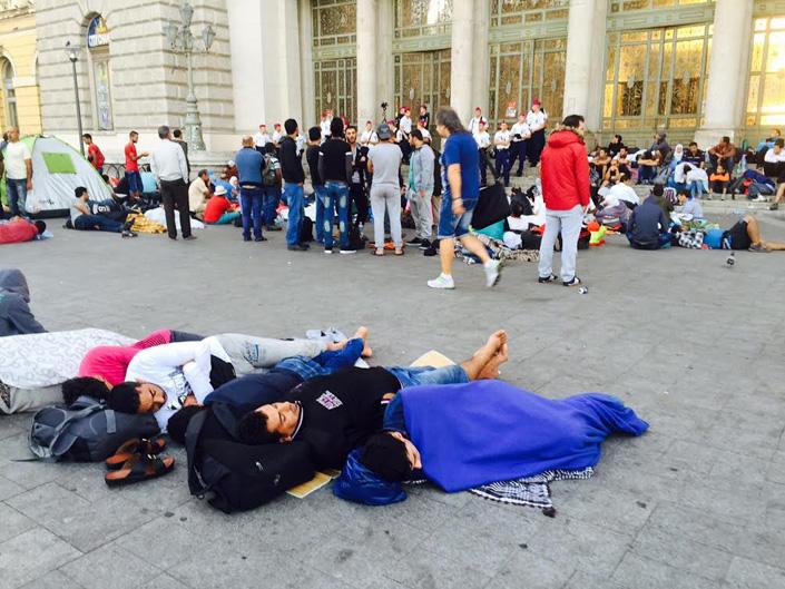 Corespondenţă din UngarIAD! Budapesta e sub asediul miilor de refugiați, iar autoritățile maghiare par să nu mai le facă față. ^Nu doar gara Keleti, epicentrul mulțimii care a venit să-și găsească un trai uman în Europa, e ocupată. Parcurile din jurul arenei pe care se va juca sunt pline de sirieni și de afgani. Nimic nu e ce pare, nimic nu mai e sigur. Se va juca și fotbal aici?