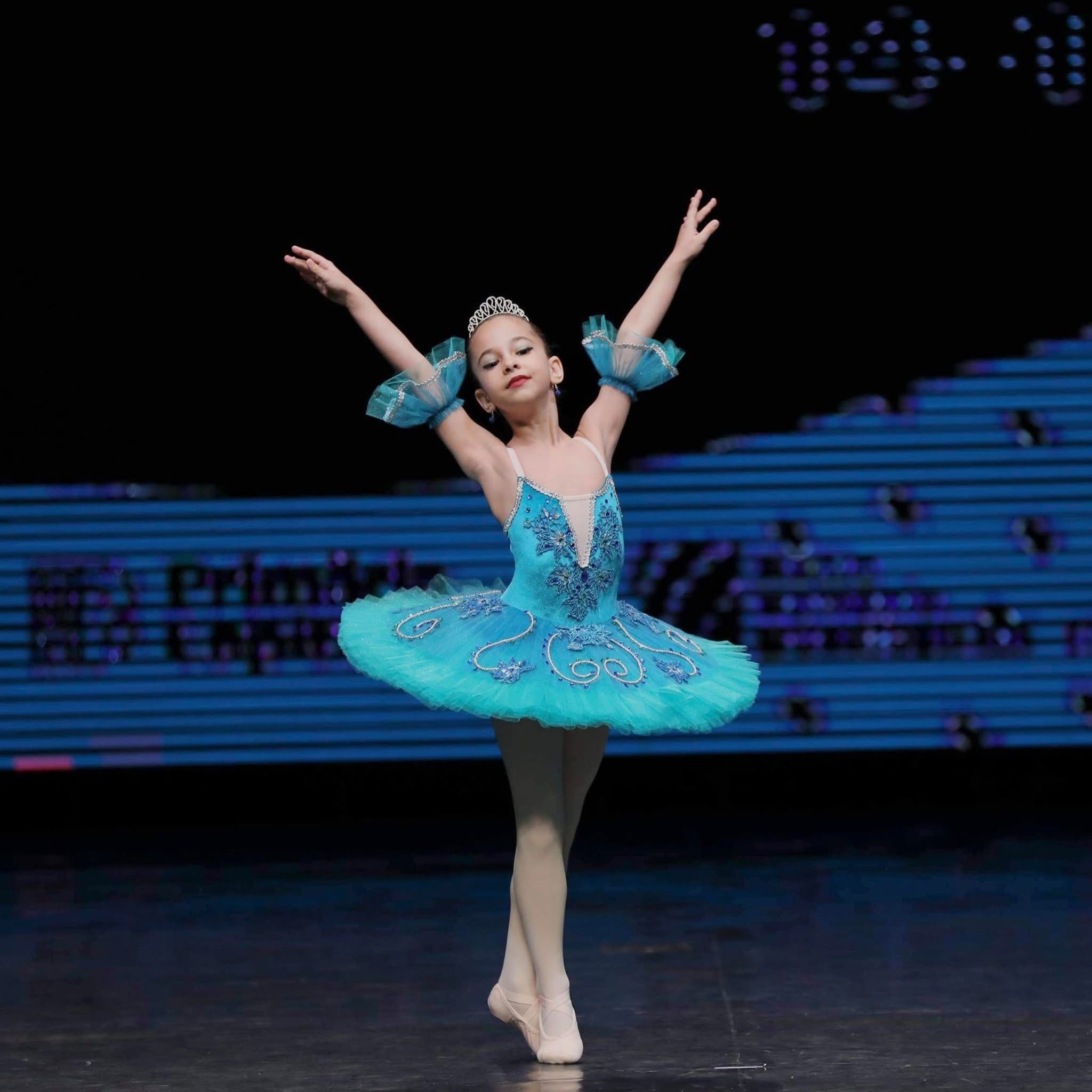 Povestea Antoniei Ursu, micuța balerină de 11 ani, calificată în finala Youth America Grand Prix din Texas. „În momentul în care încep să dansez, orice durere, orice gând sau emoție dispar, iar eu rămân doar cu muzica”