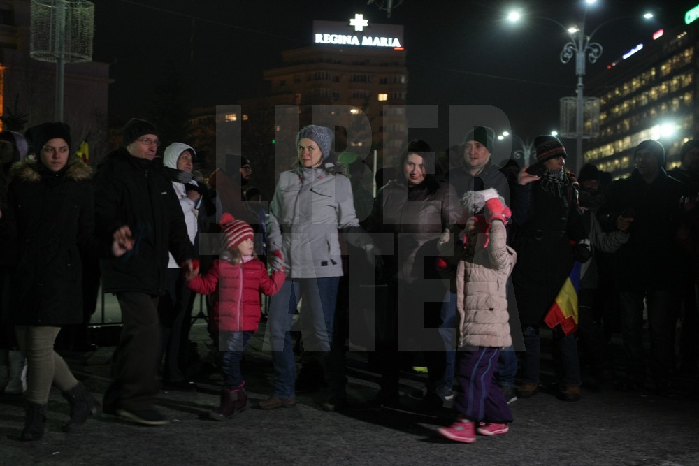 UPDATE. Protest, miercuri seara, în Piața Victoriei. ”Uniți toți, scăpăm țara de hoți!”. Hora frăției, în fața Guvernului / GALERIE FOTO