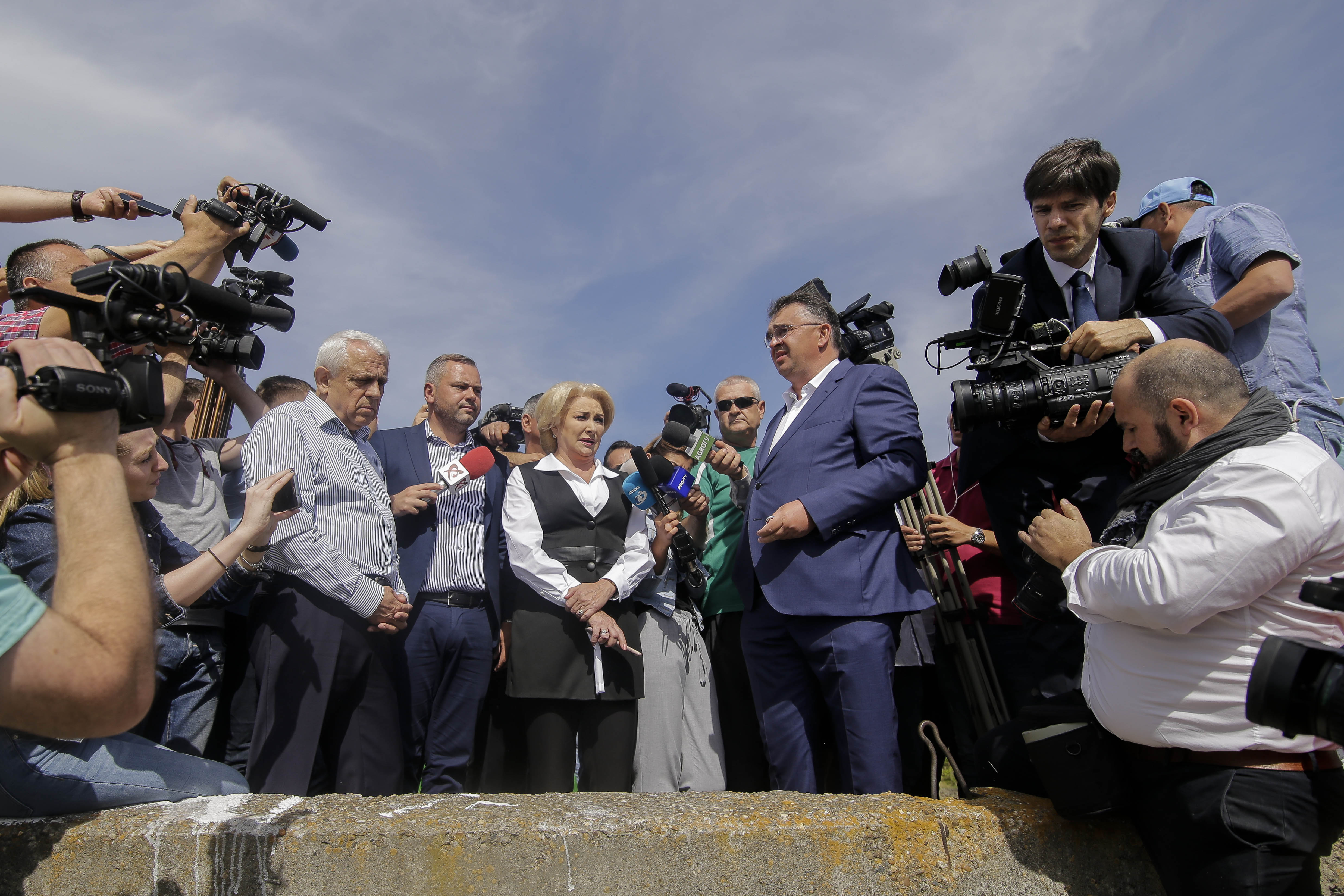 Dăncilă îi cheamă joi pe agricultori la Palatul Victoria; Premierul a vizitat o livadă de cireși și afine și o stație de irigații (FOTO)