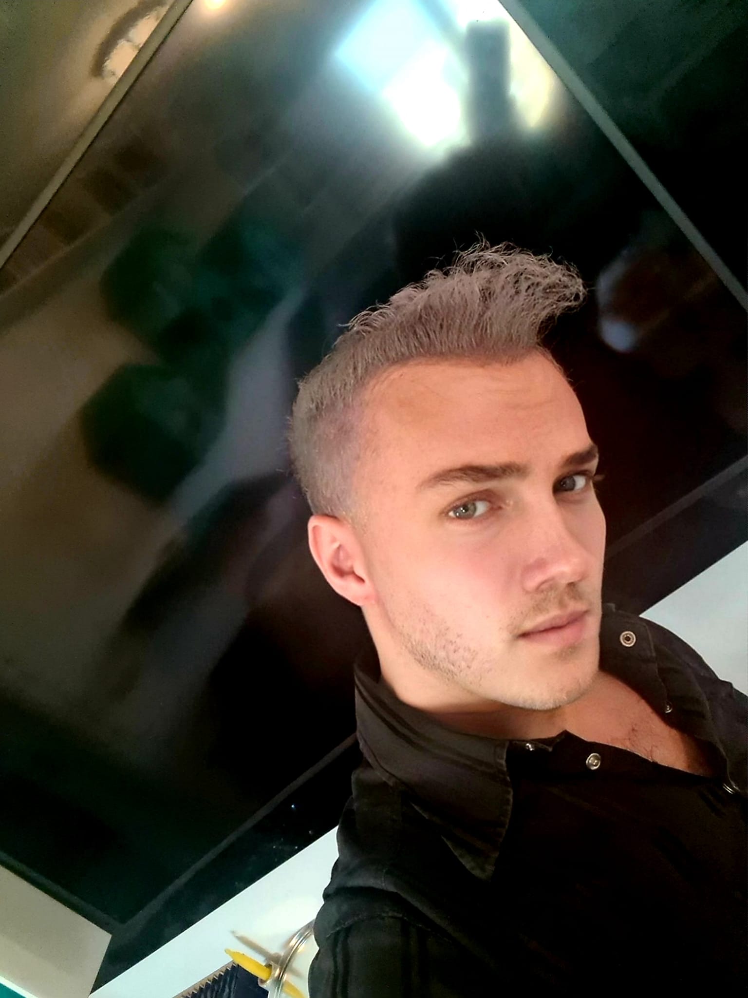 Răspunsul lui Mihai Trăistariu pentru Rux, care l-a numit „penibil” pentru că a avut iubite tinere: „Într-o urbe Opulentă, stătea cuminte o studentă…”