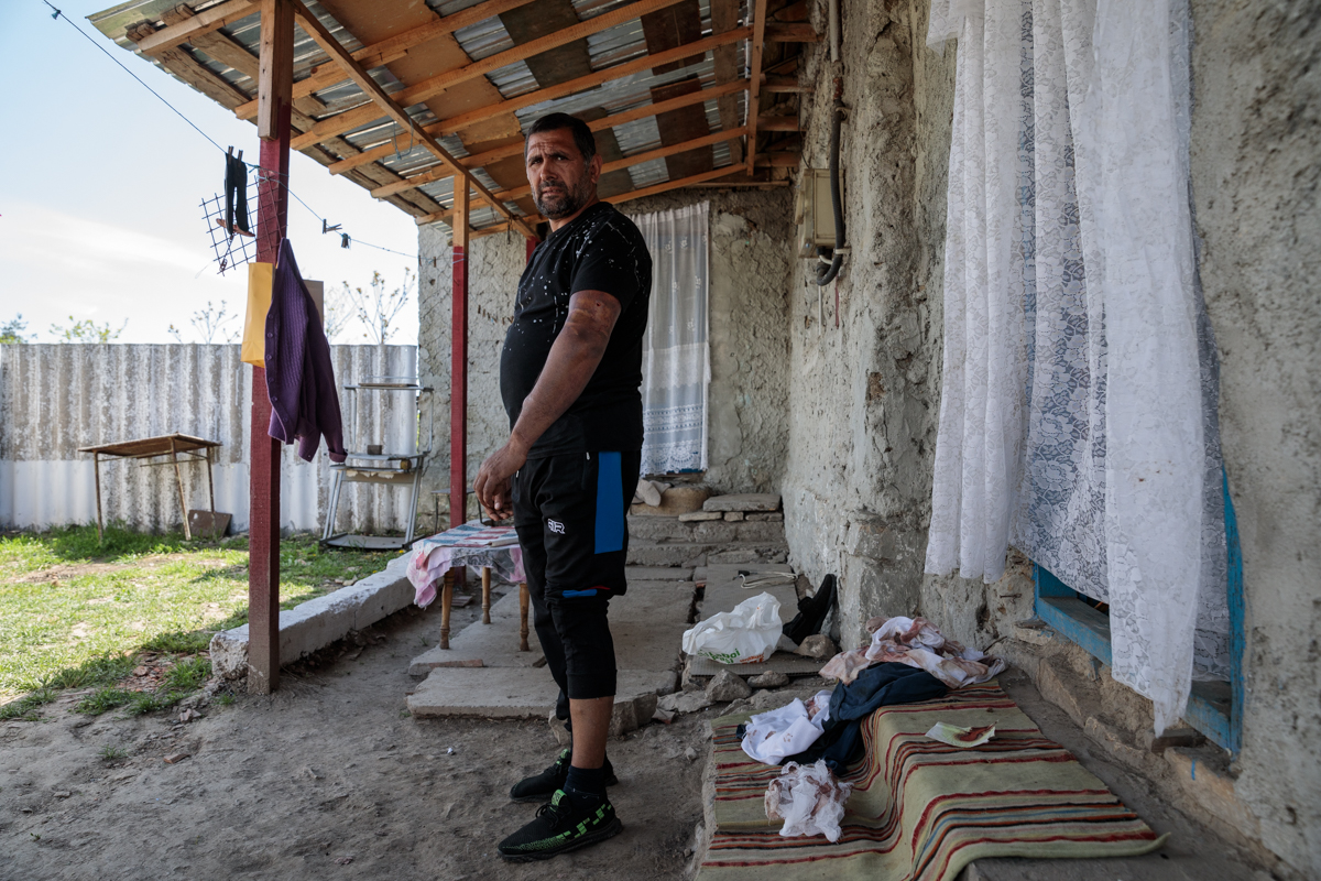 „M-au bătut până mi-a plesnit carnea”. Polițiștii dintr-o comună din Tulcea sunt acuzați de tortură, amenințări și umilințe