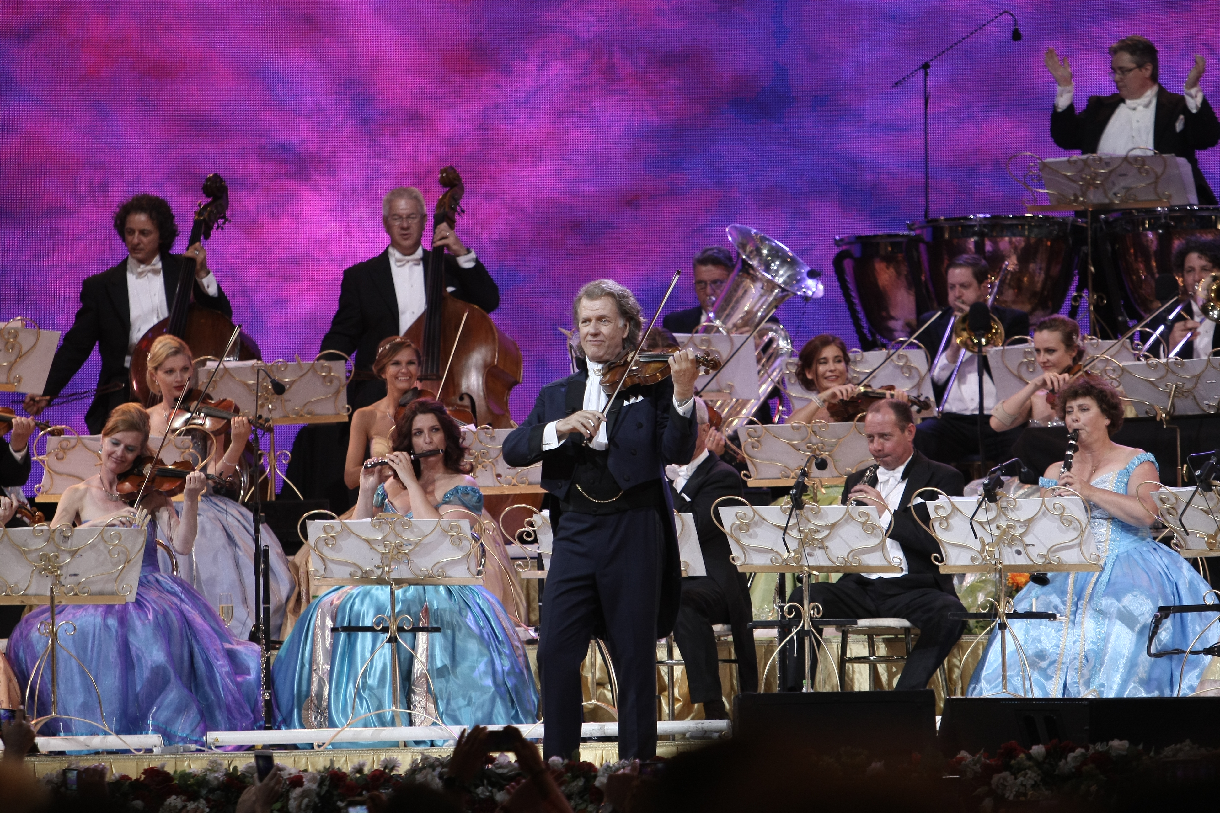 André Rieu a făcut show în în Piaţa Constituţiei. A cântat ”Ciobănaş cu trei sute de oi” | FOTO