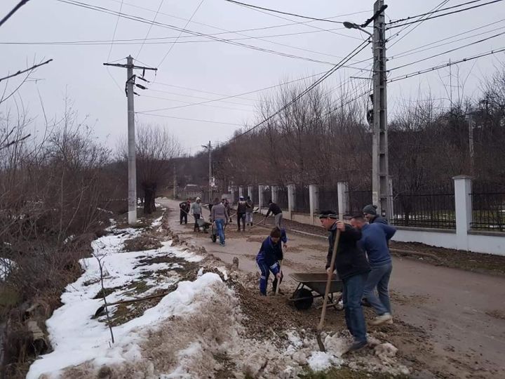 FOTO| S-au săturat să aștepte "mila" autorităților și și-au reparat singuri strada!