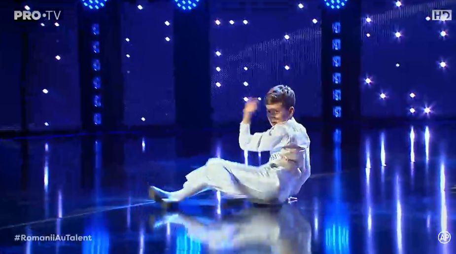 Un puști de 12 ani a ridicat sala în picioare la „Românii au talent” | VIDEO