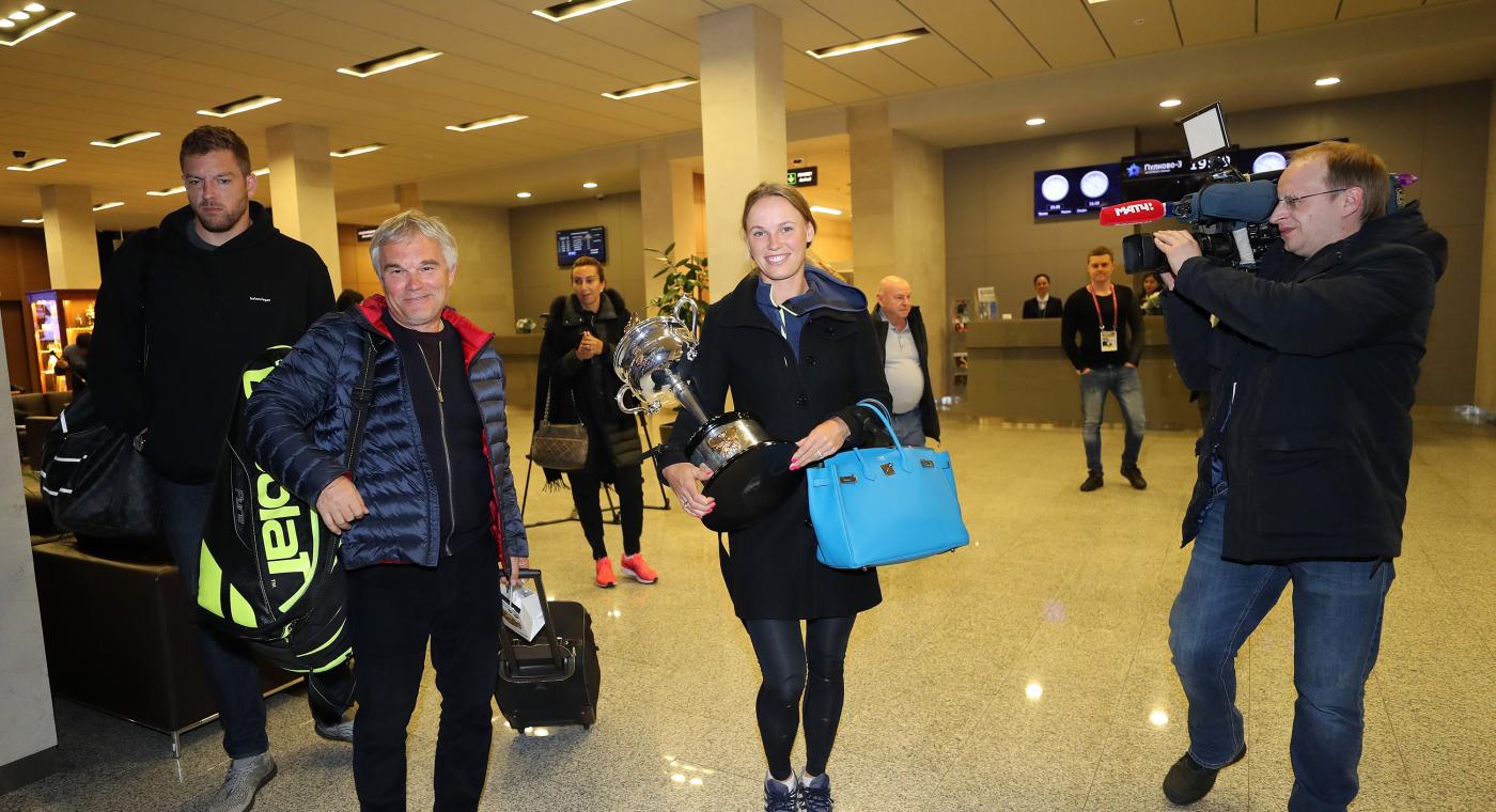 Caroline Wozniacki nu se mai desparte de trofeul câștigat la Australian Open | GALERIE FOTO