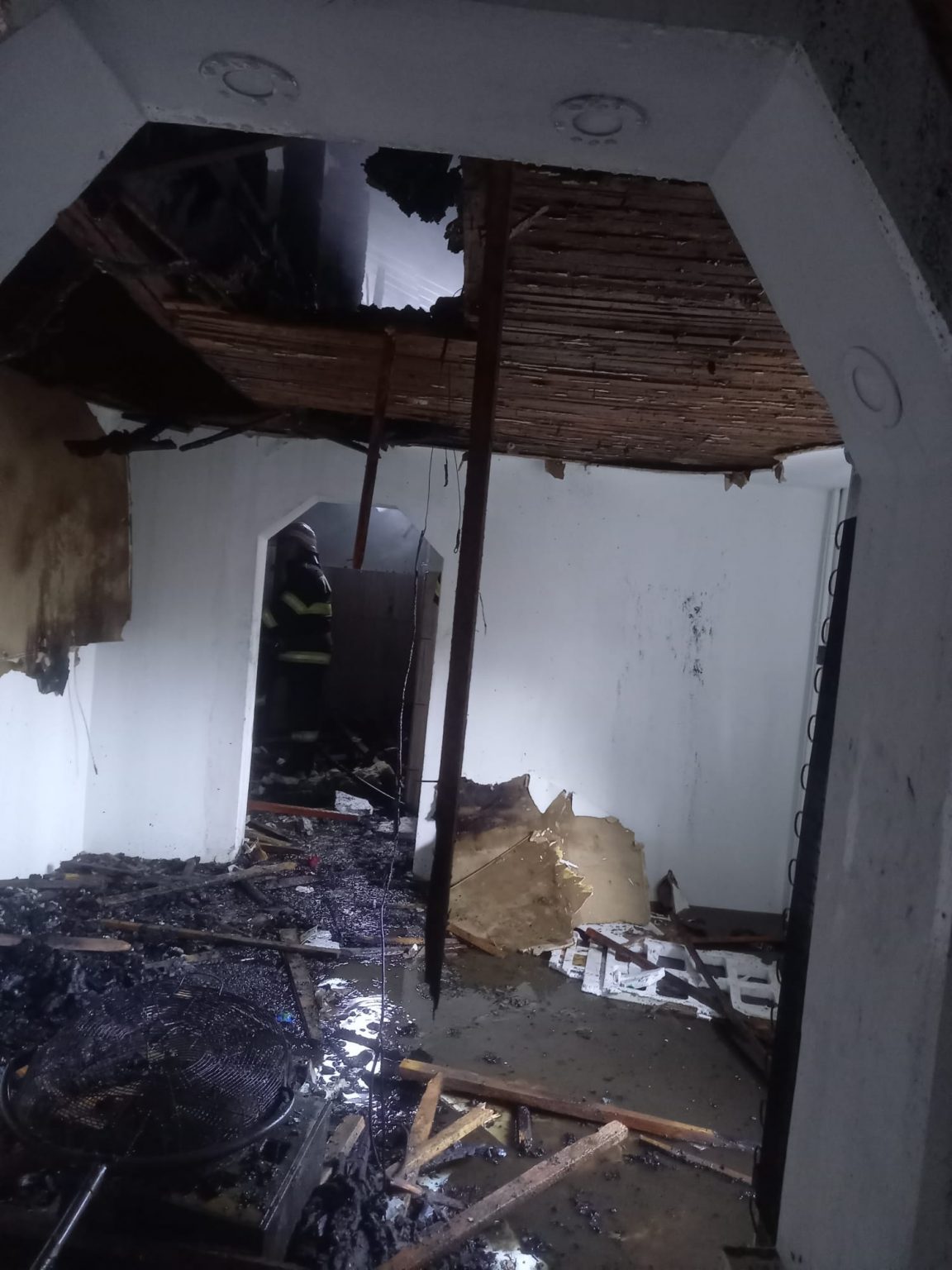 Trei case au ars într-un incendiu în comuna Siriu. Patru oameni au suferit atacuri de panică
