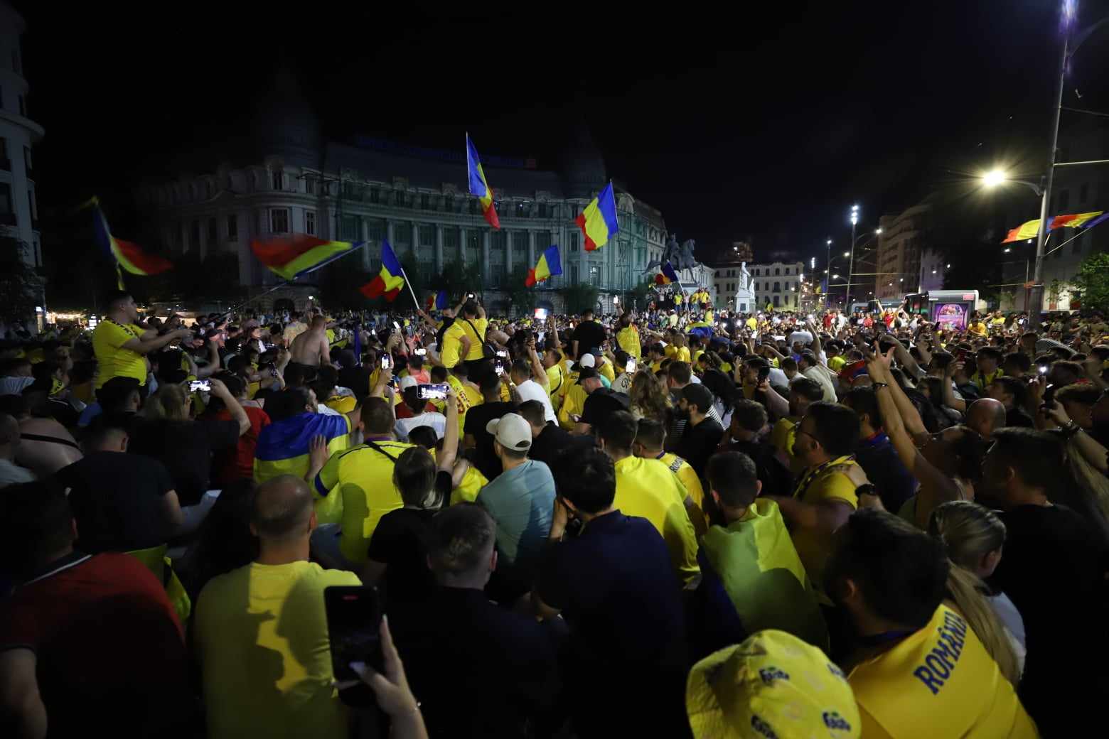 Sărbătoare și la București! Atmosferă incendiară în Piața Universității după ce tricolorii s-au calificat în optimi la Euro 2024