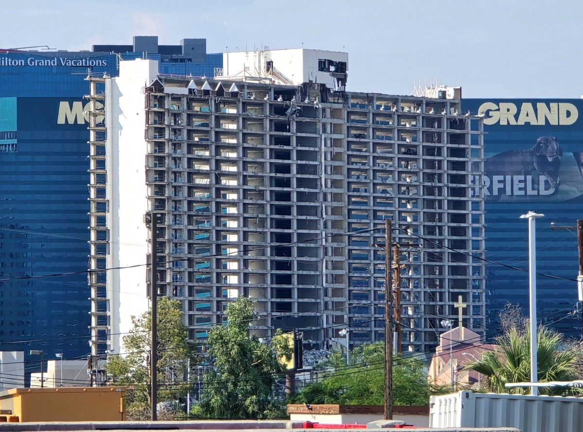 Legendarul cazinou Tropicana din Las Vegas, cu o istorie de 67 de ani, va fi demolat. Turnurile luxoasei clădiri se vor prăbuși într-un „eveniment exploziv unic”