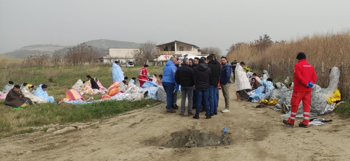 „Ne-au aruncat în mare, să fie barca mai ușoară”. Mărturii după naufragiul din sudul Italiei, în care au murit 64 de migranți, dintre care 14 copii