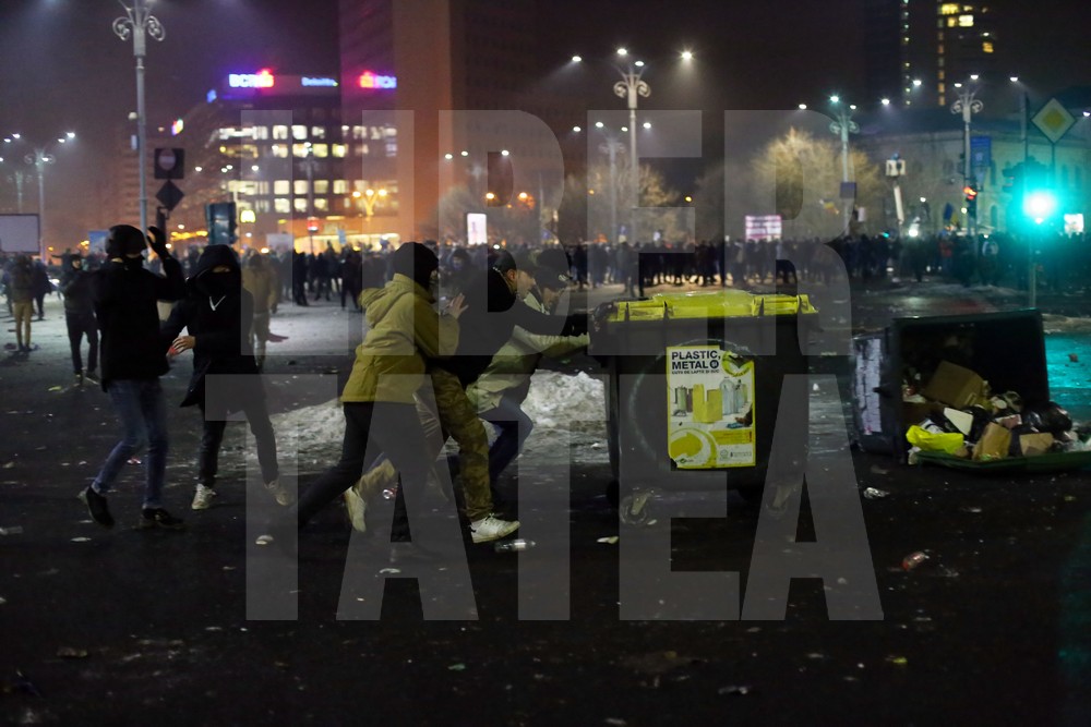 Violențe între ultrași și jandarmi, miercuri seară, în Capitală, pe finalul protestelor / FOTO & VIDEO