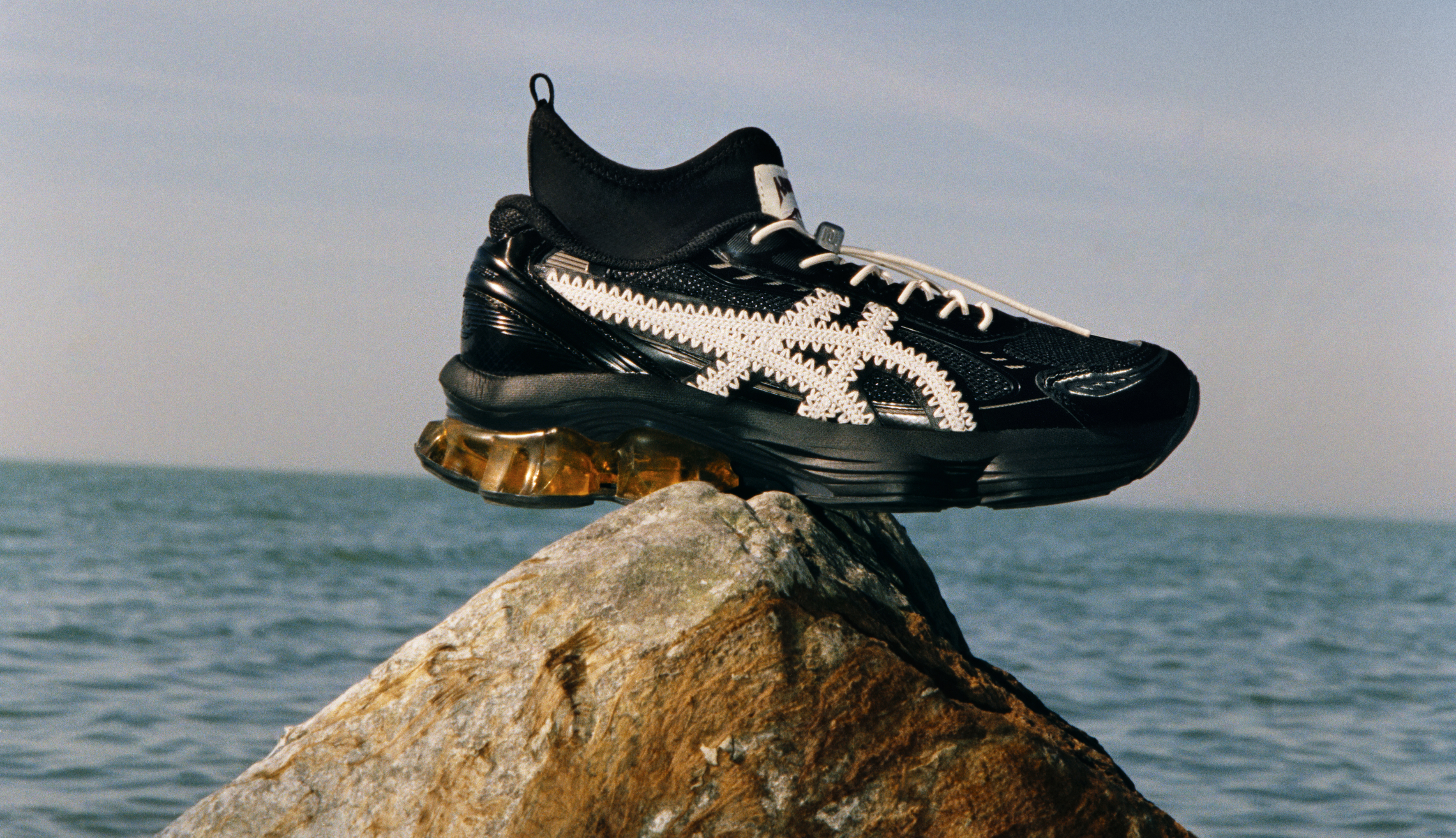 Nanushka X Asics cipő a Balaton partján