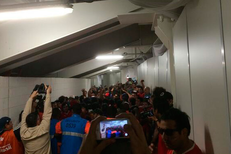 Bătaie ca-n filme pe Maracana! Chilienii au forțat intrarea, deși nu aveau bilete!
