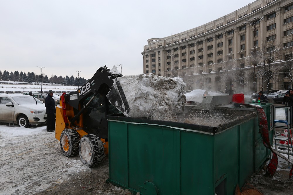 VIDEO EXCLUSIV| Primul utilaj de topit zăpada a fost pus în acțiune, în Piața Victoriei