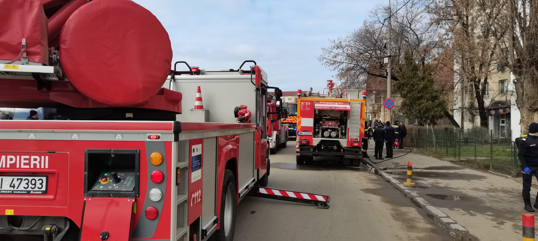 Incendiu într-un bloc din Iași. O persoană a fost găsită carbonizată, 13 locatari au fost evacuaţi de pompieri