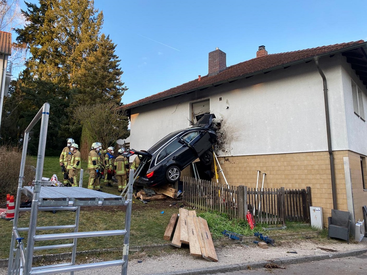 VIDEO| Un șofer care a vrut să se sinucidă s-a înfipt cu un Audi în primul etaj al unei case, în Germania