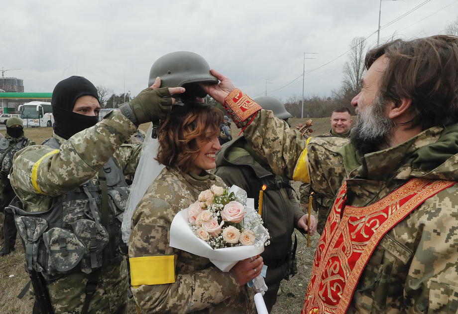 Nuntă pe front. În haine de camuflaj, cu alai înarmat cu flori și puști, doi militari ucraineni s-au căsătorit