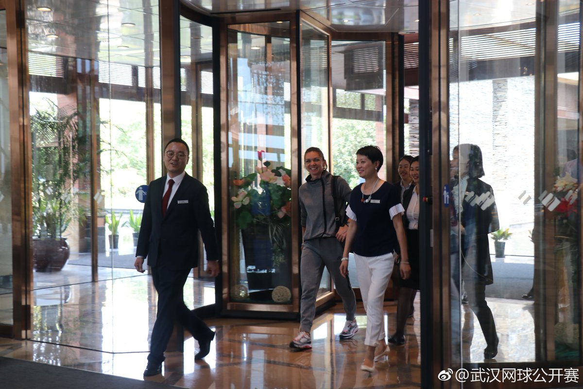 Simona Halep a ajuns la Wuhan. Primire de gală pentru numărul 1 mondial | GALERIE FOTO