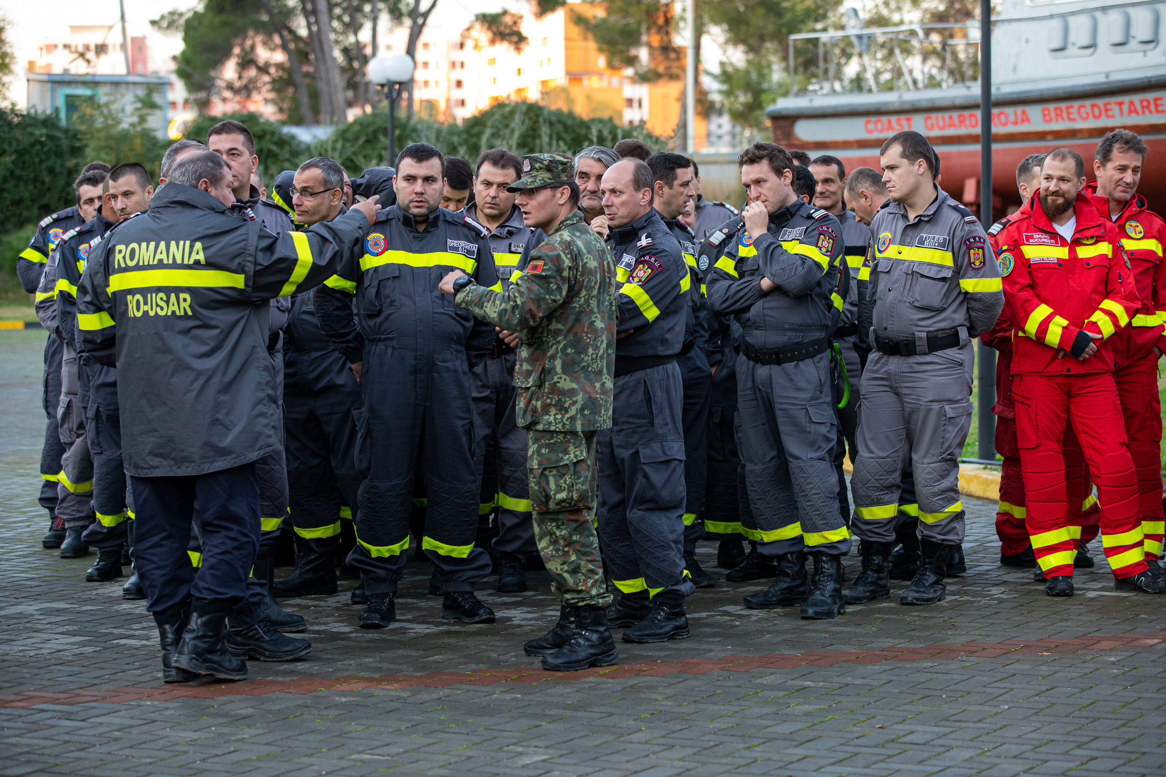 Pentru pompierii români din inima dramei albaneze, Ziua Națională a picat de Ziua Recunoștinței. ”Cele două cadavre erau, de fapt, mama și fiul. Tatăl și fiica au scăpat!”