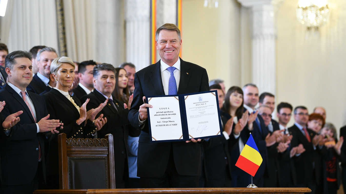 FOTO. Preşedintele Klaus Iohannis a promulgat Legea Autostrăzii Unirii, într-o ceremonie unică. Avertisment către Guvernul Dăncilă: Să asigure banii, în 2019