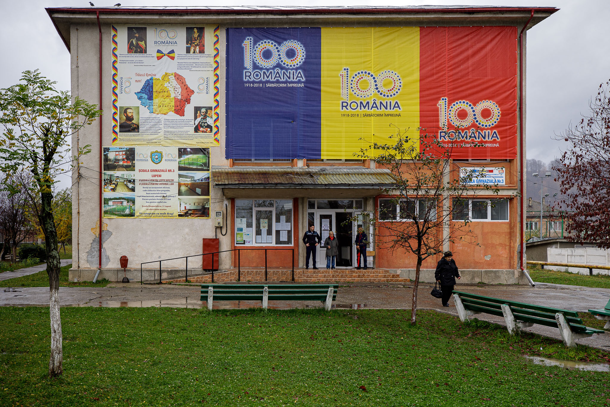 Oamenii din Lupeni au votat în cârje, supărați, fără speranță că le va fi mai bine. “Ăștia-s politicieni? Toți vor să ajungă la putere ca să își bată joc de fiecare!”