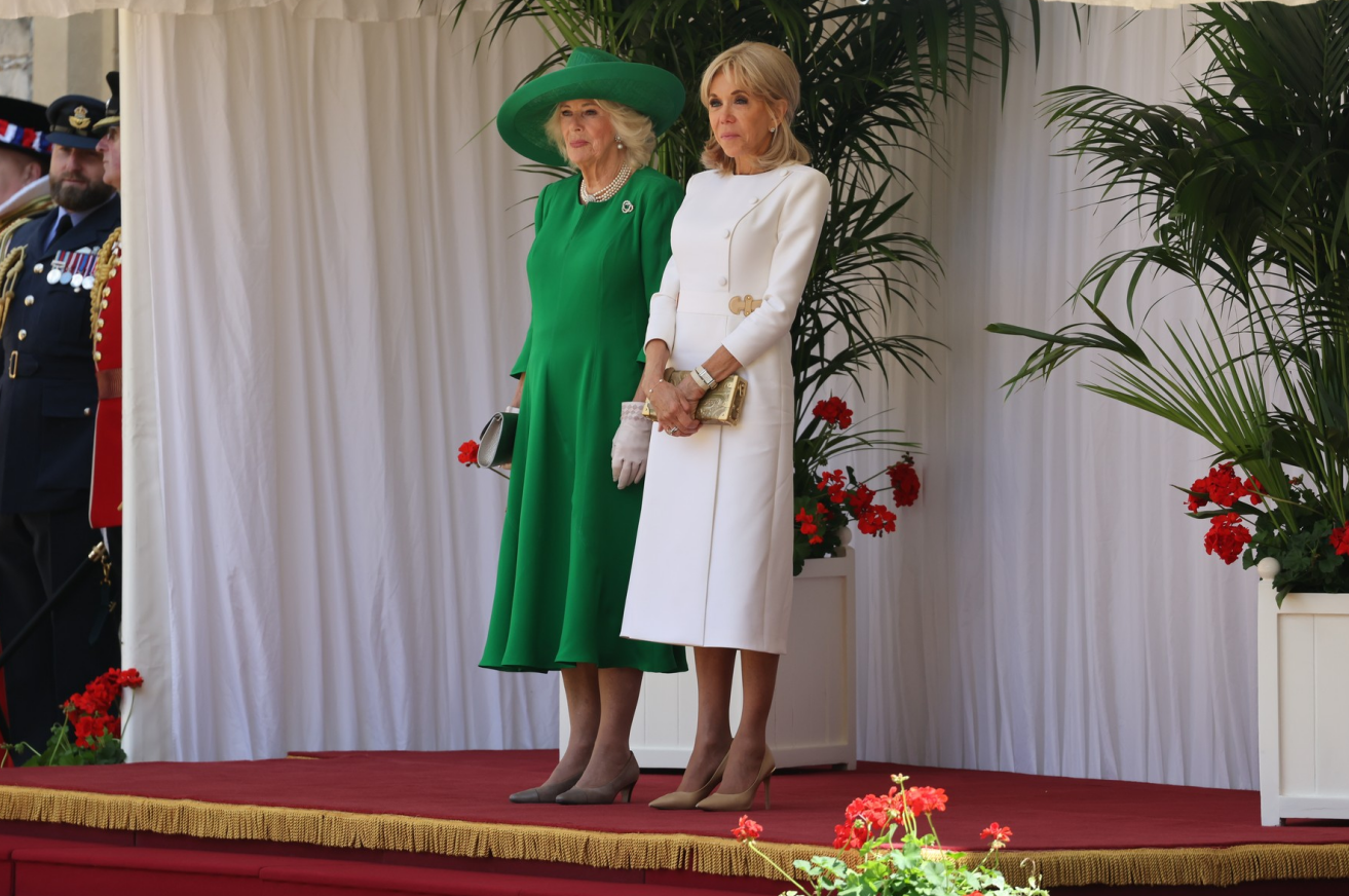 Regina Camilla și Brigitte Macron s-au sărutat, ignorând protocolul regal: Emmanuel Macron e primul lider UE care vizitează Marea Britanie, după Brexit