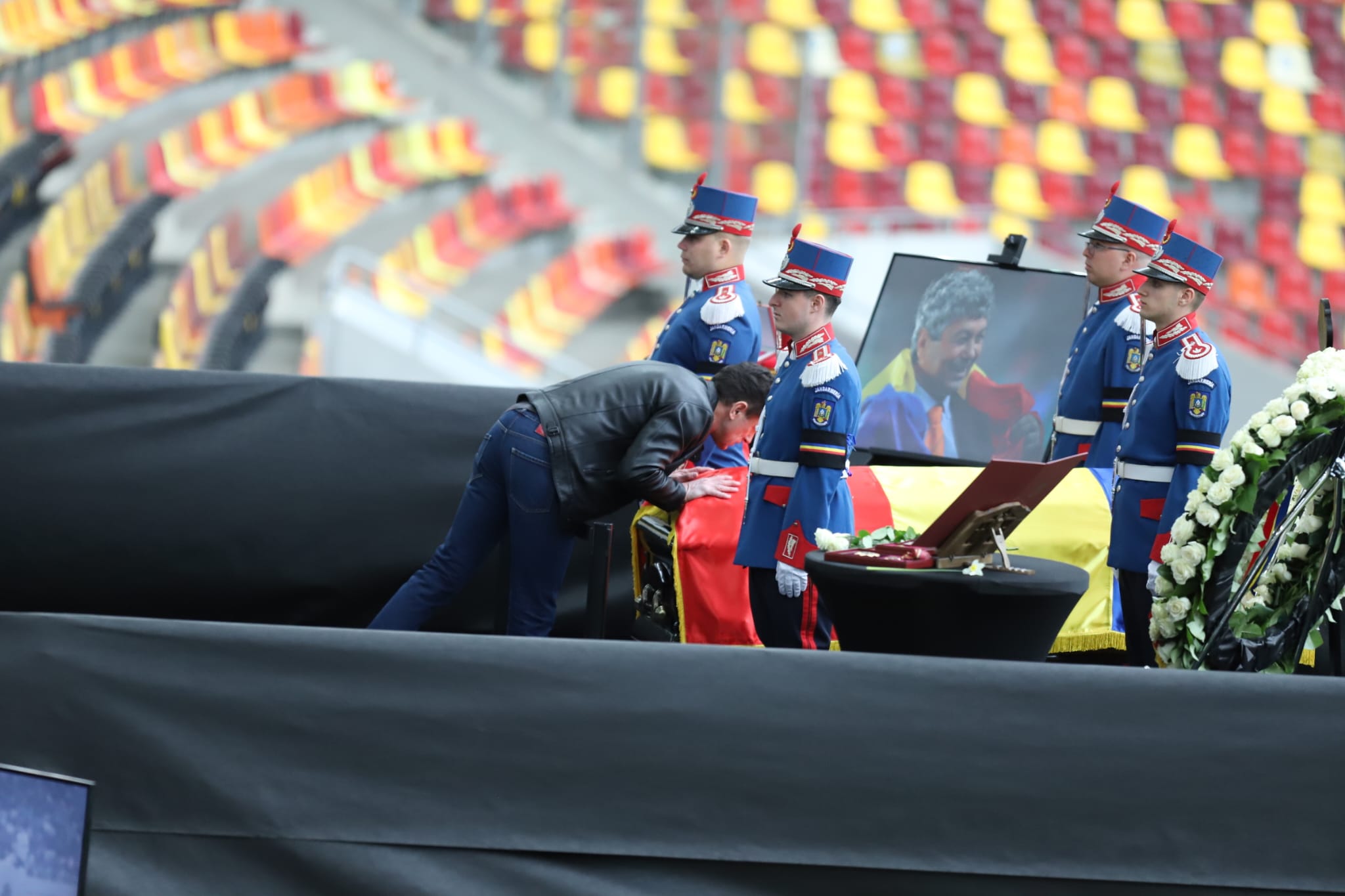 Livetext Mii de români își iau adio de la Mircea Lucescu la Arena Națională înainte de funeraliile cu onoruri militare / „Leucemia i-a provocat și grăbit sfârșitul”
