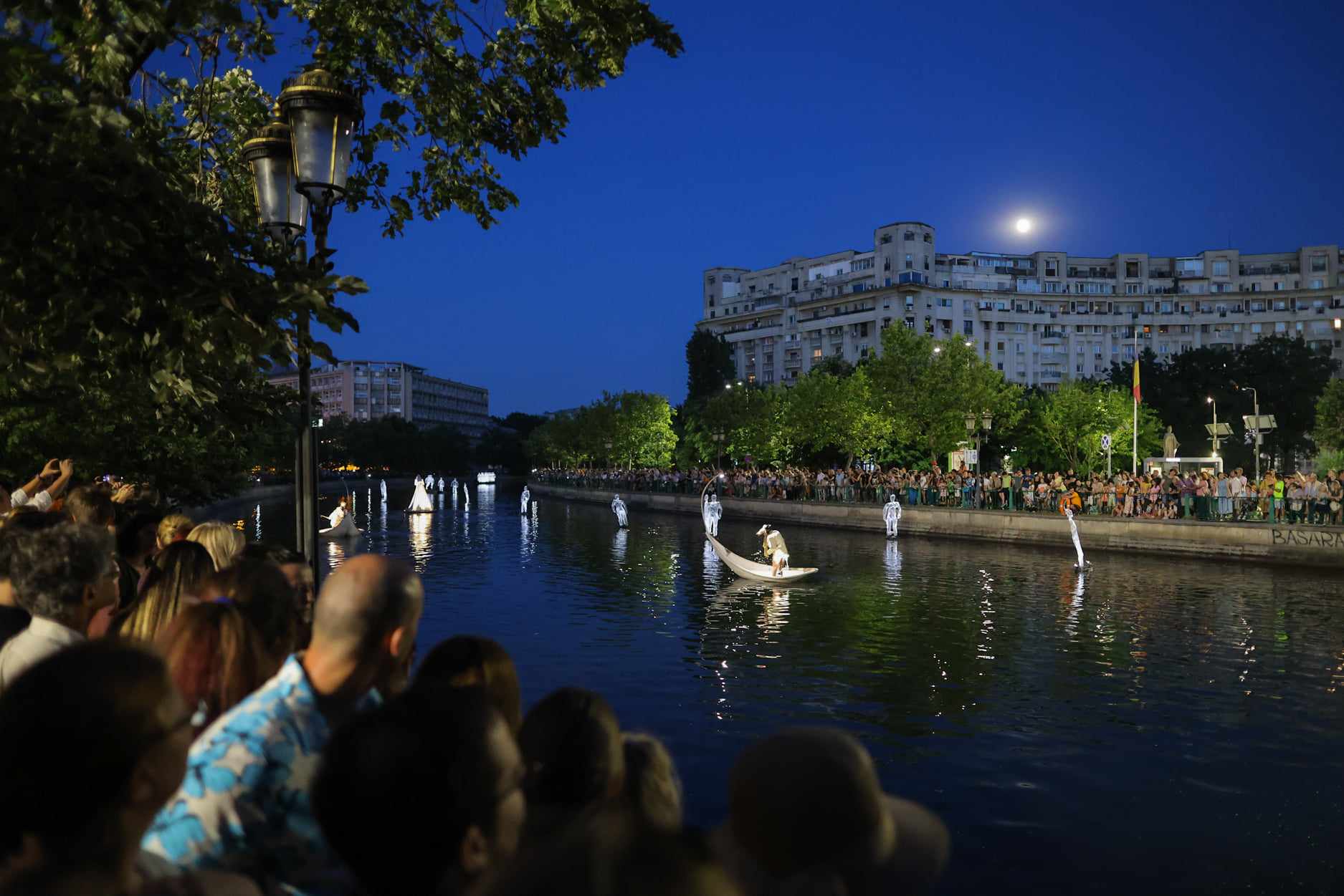 Teatru pe apă. Imagini de la spectacolul inedit desfășurat în București pe râul Dâmbovița